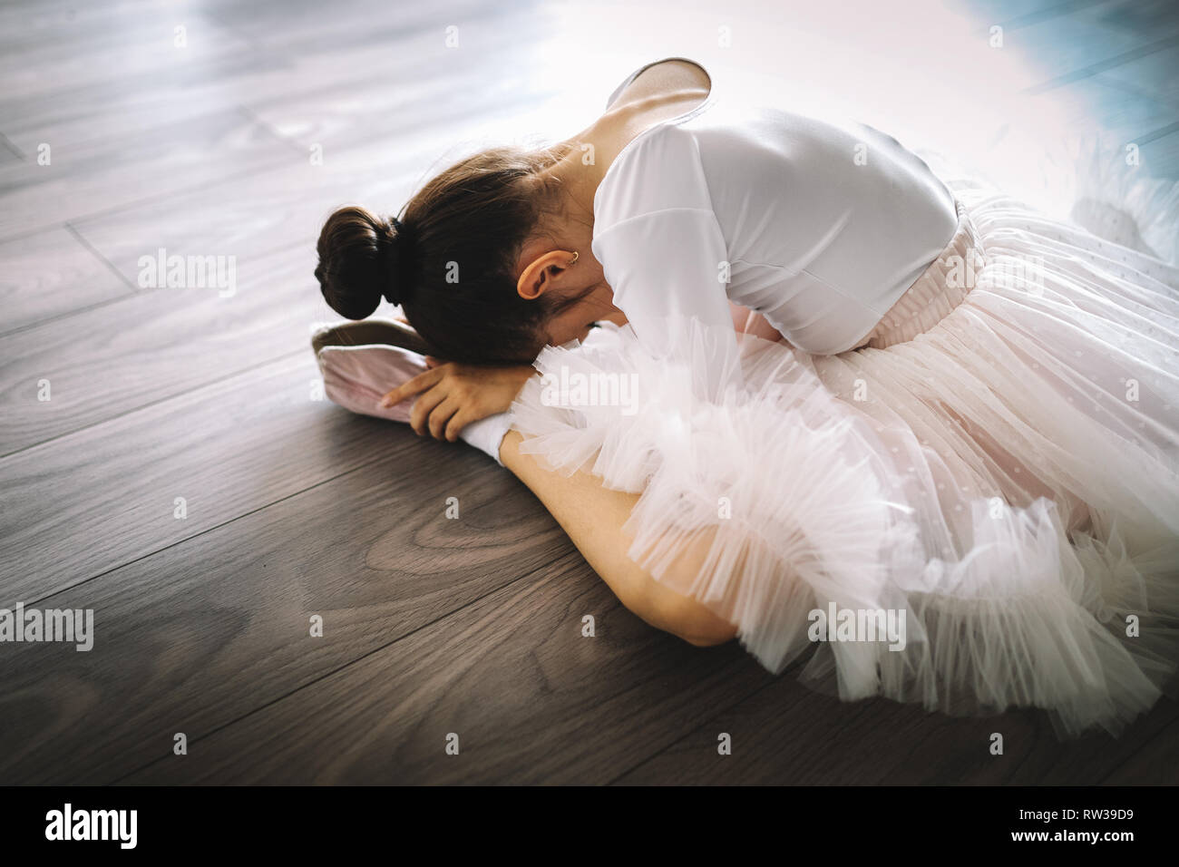 Junge Ballerina in Tutu üben Tanzschritte. Junge Mädchen im Ballett Kleid  in der Tanzschule Stockfotografie - Alamy