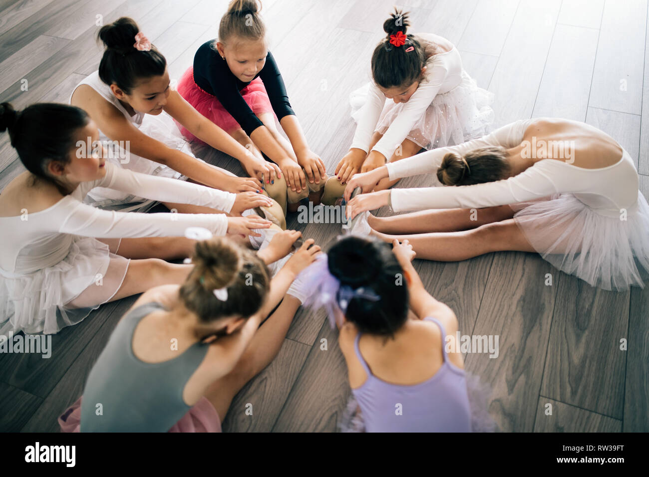 Gruppe von Fit glückliche Kinder trainieren Ballett im Studio zusammen Stockfoto