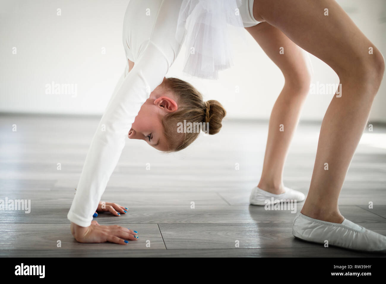 Junge Ballerina in Tutu üben Tanzschritte. Junge Mädchen im Ballett Kleid in der Tanzschule. Stockfoto