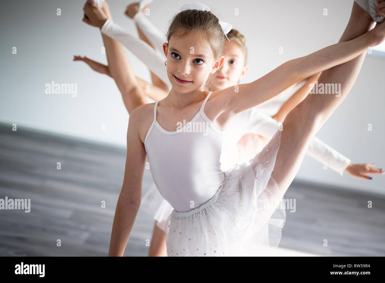 Gruppe von kleinen Ballerinas Mädchen tun, Übungen in der Tanzschule Stockfoto