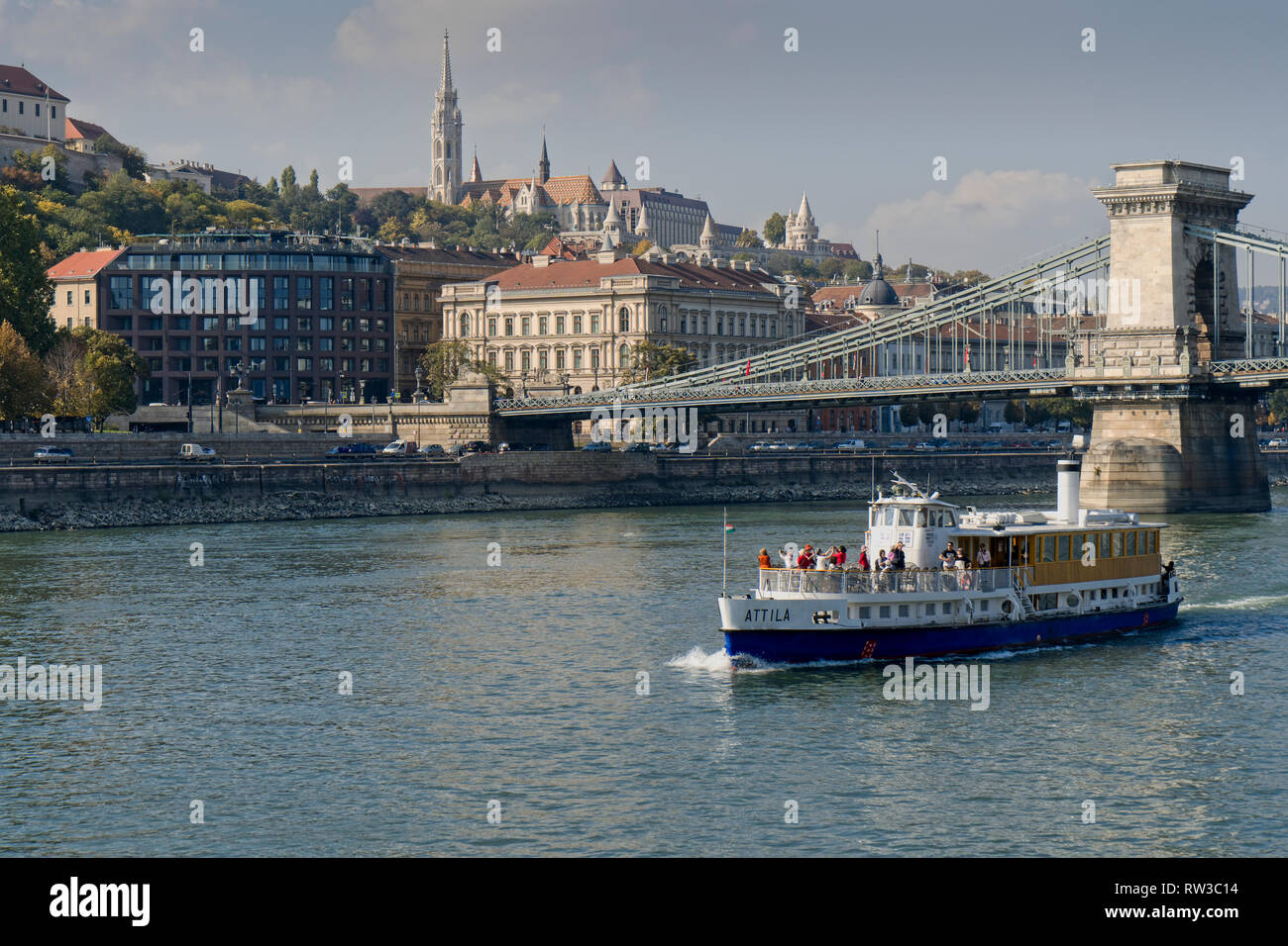 Flussschiffe auf der Donau bei Budapest, die Hauptstadt von Ungarn. Stockfoto