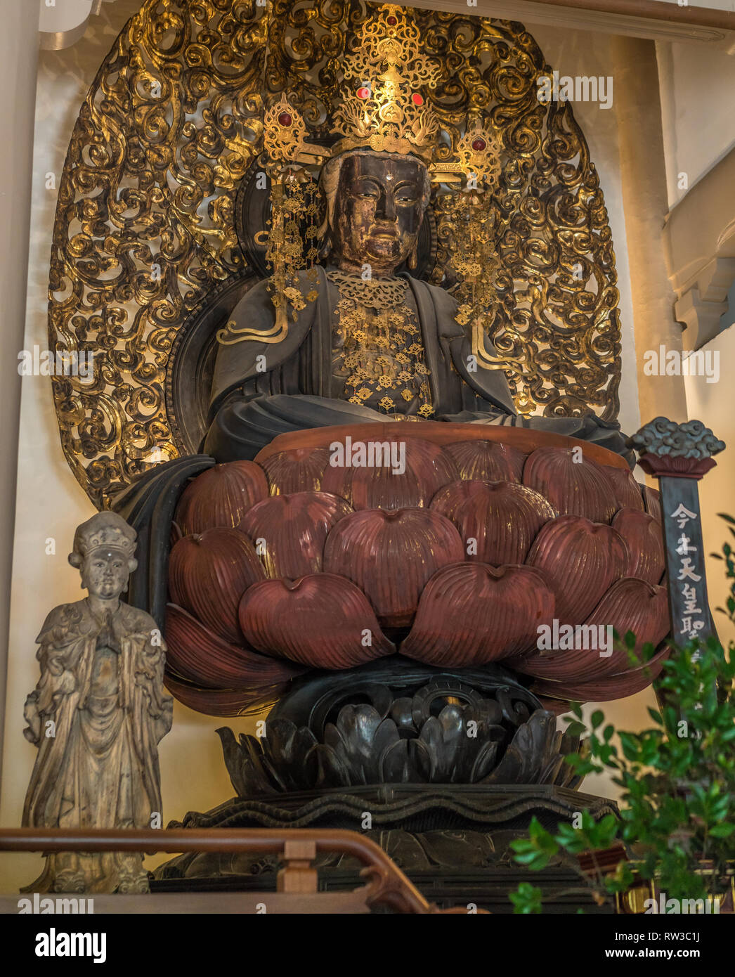 Kamakura, Japan - 9. August 2017: sitzende Statue von Hokan Shaka Nyorai und Bonten Statue an Butsuden Halle oder Aula der engaku-ji Temple. Stockfoto