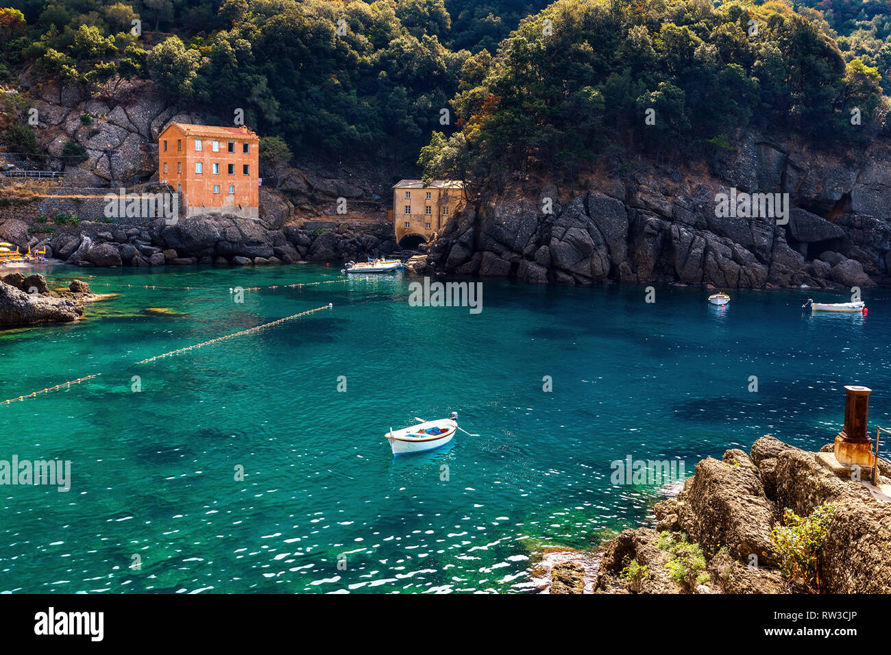 Kleine Bucht zwischen den Felsen von San Fruttuoso, Ligurien, Italien. Stockfoto