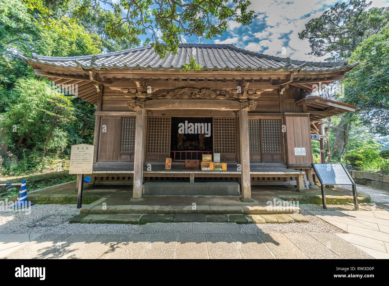 Kamakura, Kanagawa, Japan - 9. August 2017: Vorderansicht des Bentendo Halle widmet sich Benzaiten Gottheit an Engaku-ji zen-buddhistischen Tempel oder Zuirokusan Enga Stockfoto