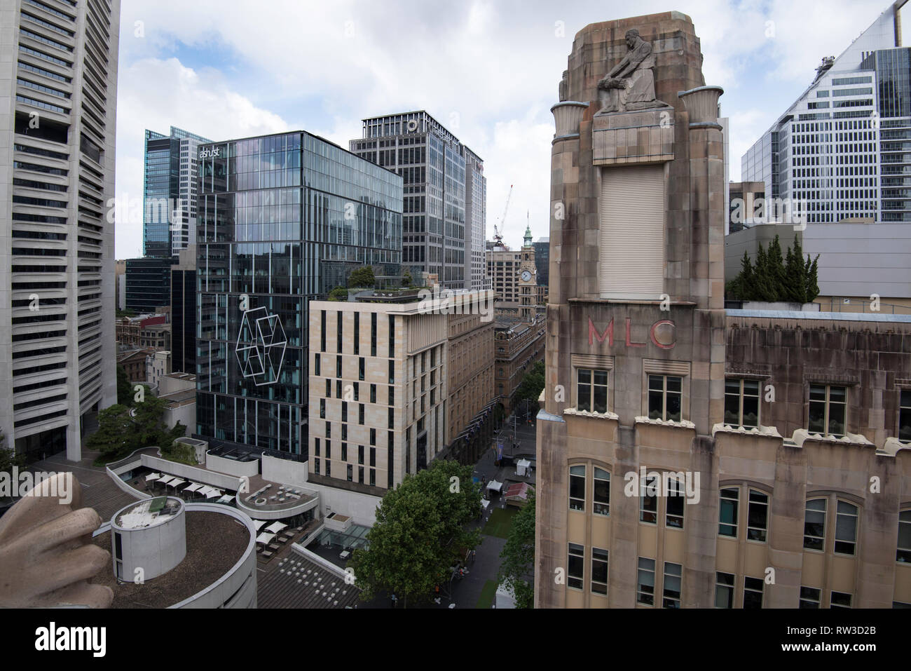 Von oben nach unten Schauen, auf dem Vorplatz des Harry Seidler, MLC-Turm und Martin in die GPO-Clock Tower, Sydney, Australien Stockfoto
