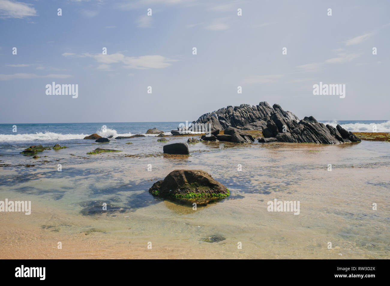 Exotische Landschaft mit Steinen im Meer, auf das Meer Stockfoto