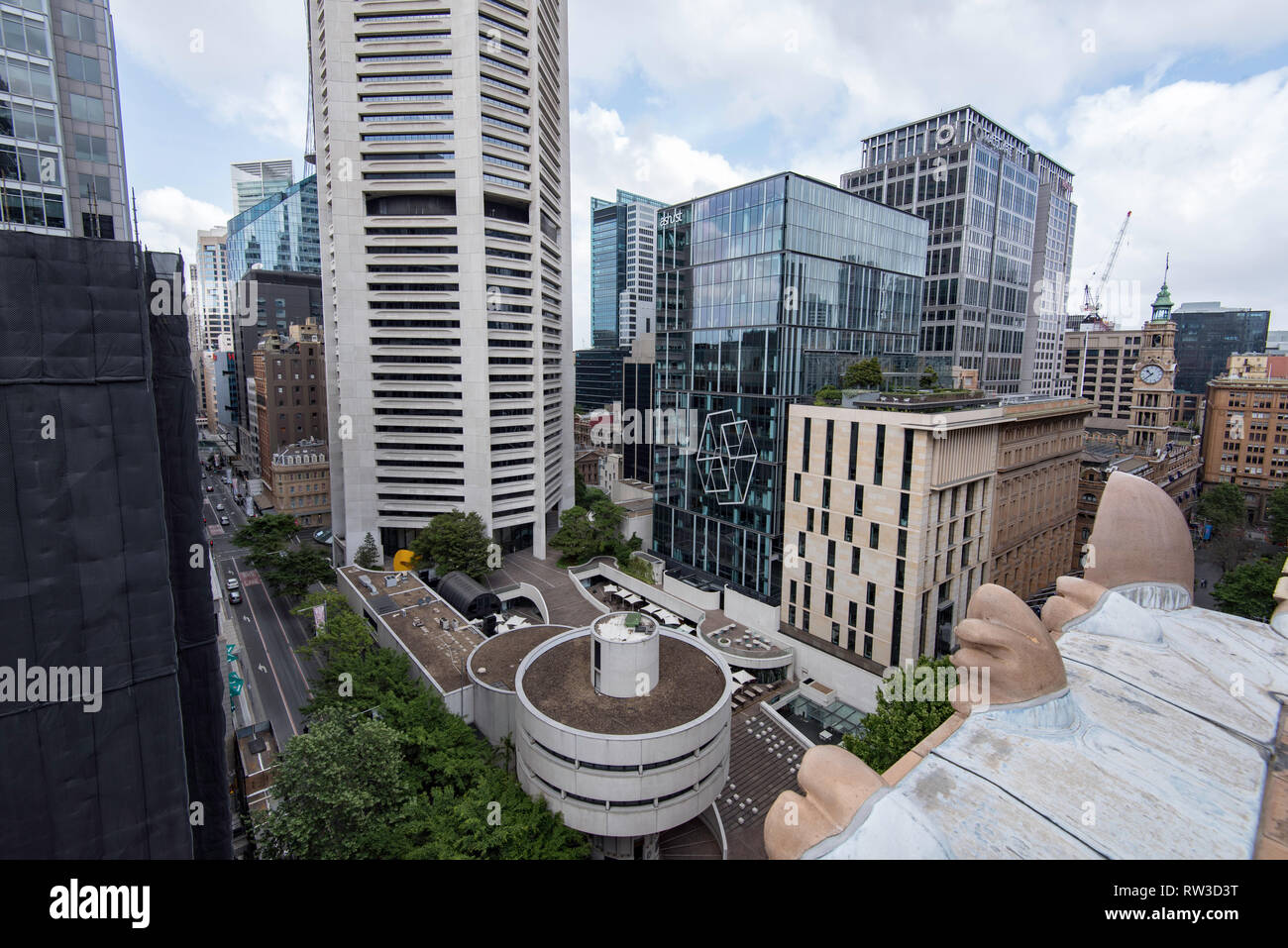 Blick von oben auf den Vorplatz des von Harry Seidler entworfenen, mit der Sulman-Medaille ausgezeichneten MLC-Turms im Martin Place, Sydney, Australien Stockfoto