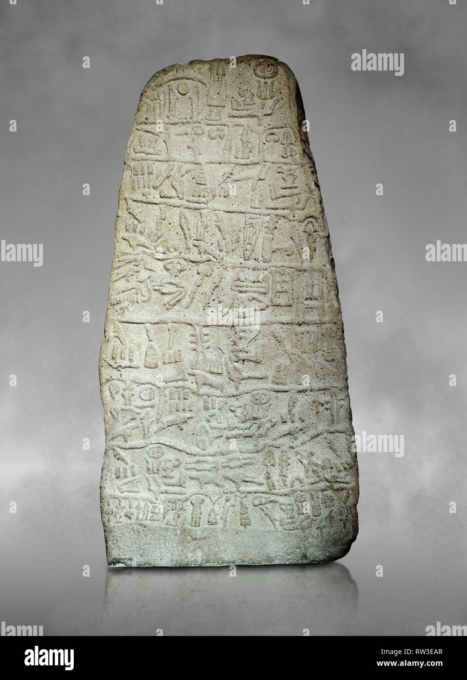 Neo Hethiter Zeitraum hieroglyphische Inschrift auf einem Stein orthostat - Anatolische Zivilisationen Museum, Ankara, Türkei. Vor grauem Hintergrund Kunst. Stockfoto