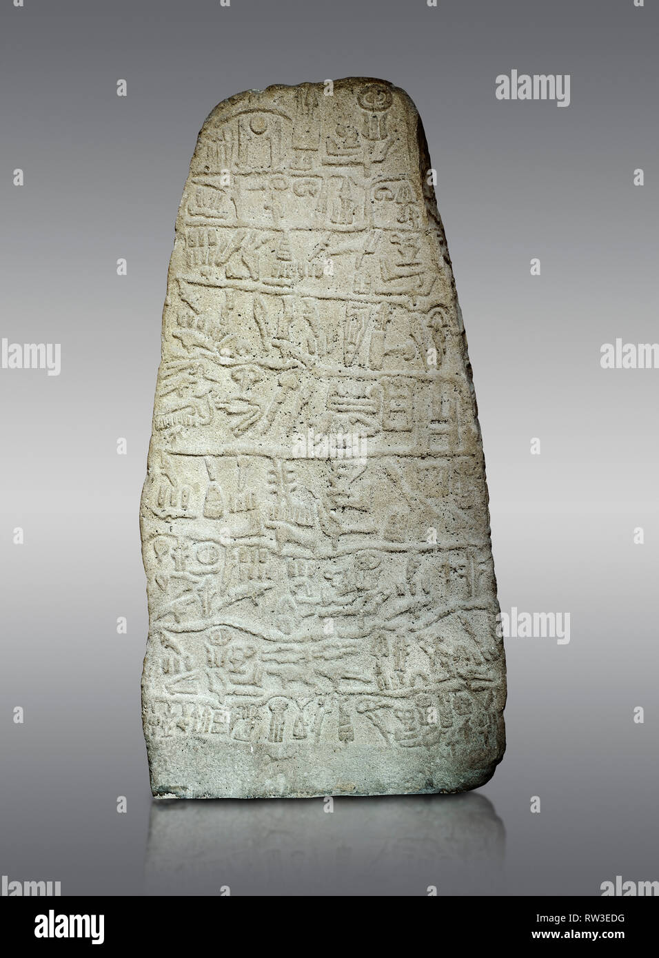 Neo Hethiter Zeitraum hieroglyphische Inschrift auf einem Stein orthostat - Anatolische Zivilisationen Museum, Ankara, Türkei. Vor grauem Hintergrund. Stockfoto