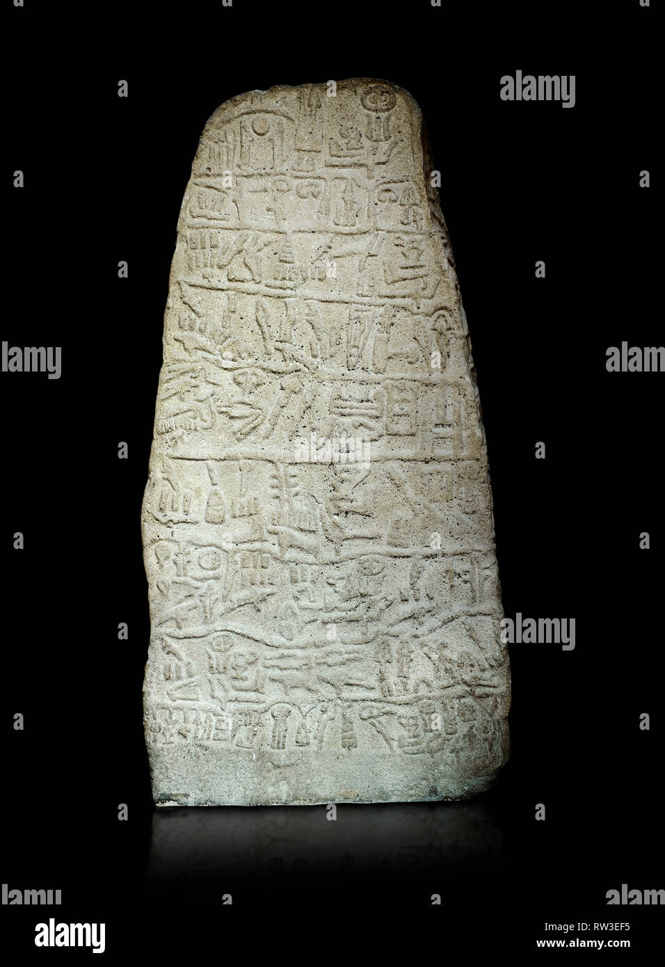 Neo Hethiter Zeitraum hieroglyphische Inschrift auf einem Stein orthostat - Anatolische Zivilisationen Museum, Ankara, Türkei. Vor einem schwarzen Hintergrund. Stockfoto