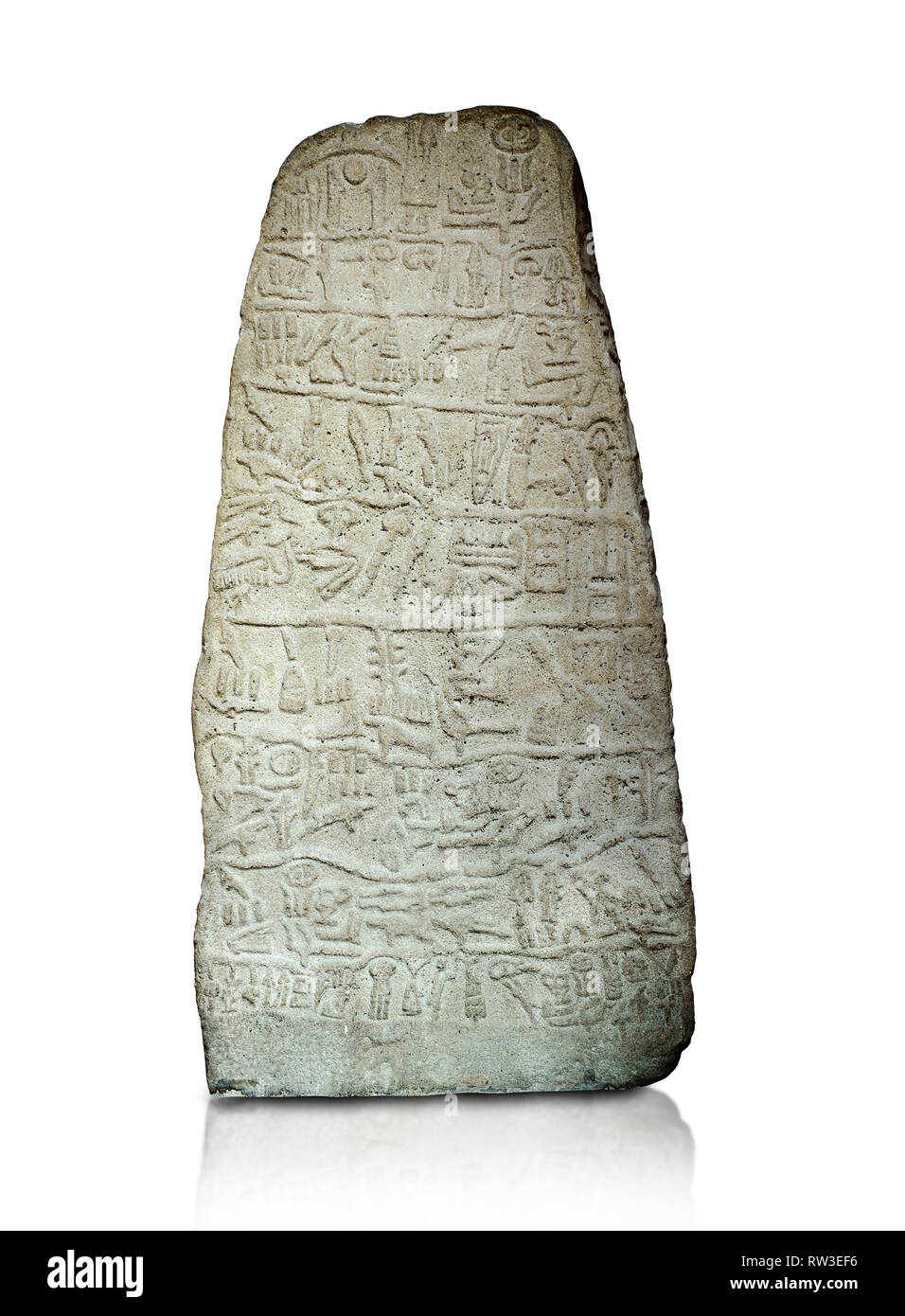 Neo Hethiter Zeitraum hieroglyphische Inschrift auf einem Stein orthostat - Anatolische Zivilisationen Museum, Ankara, Türkei. Vor einem weißen Hintergrund. Stockfoto