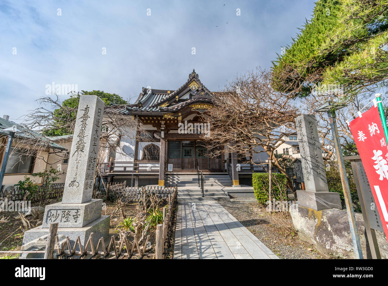 Kamakura, Kanagawa, Japan - 22. November 2017: Gräber, nobori Banner, Garten und Aula der Myoryuji Tempel, buddhistische Tempel nichiren Sekte gegründet, Stockfoto