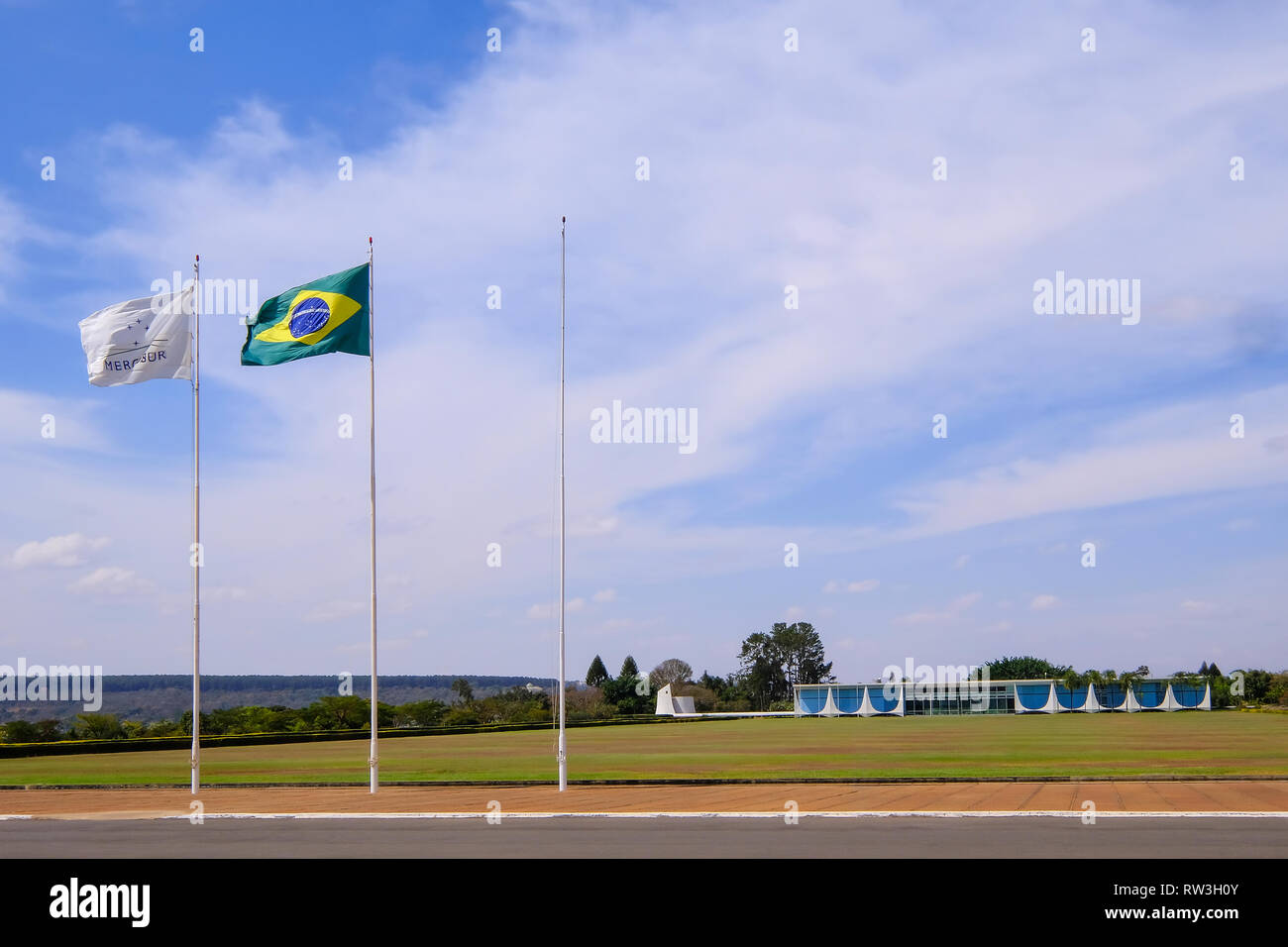 Brasilia, Brasilien, August 7, 2018: Alvorada Palast, von Oscar Niemeyer entworfen, mit dem Mercosur und mit brasilianischer Flagge, Brasilien Stockfoto