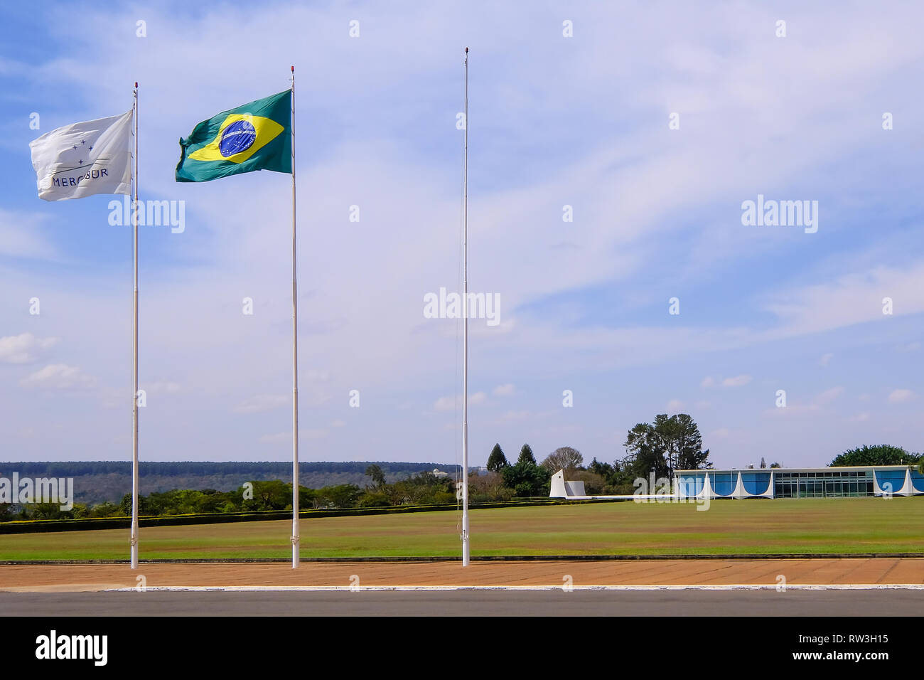 Brasilia, Brasilien, August 7, 2018: Alvorada Palast, von Oscar Niemeyer entworfen, mit dem Mercosur und mit brasilianischer Flagge, Brasilien Stockfoto