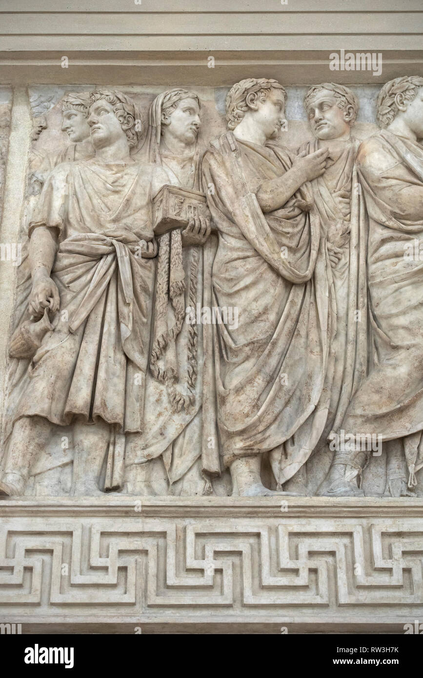 Rom. Italien. Die Ara Pacis Augustae, 13-9 v. Chr., Museum Ara Pacis. Abschnitt der Prozessionsweg Fries auf der Nordwand zeigt Details der quindecemviri Stockfoto Rom. Italien. Die Ara Pacis Augustae, 13-9 v. Chr., Museum Ara Pacis. Abschnitt der Prozessionsweg Fries auf der Nordwand zeigt Details der quindecemviri Stockfoto