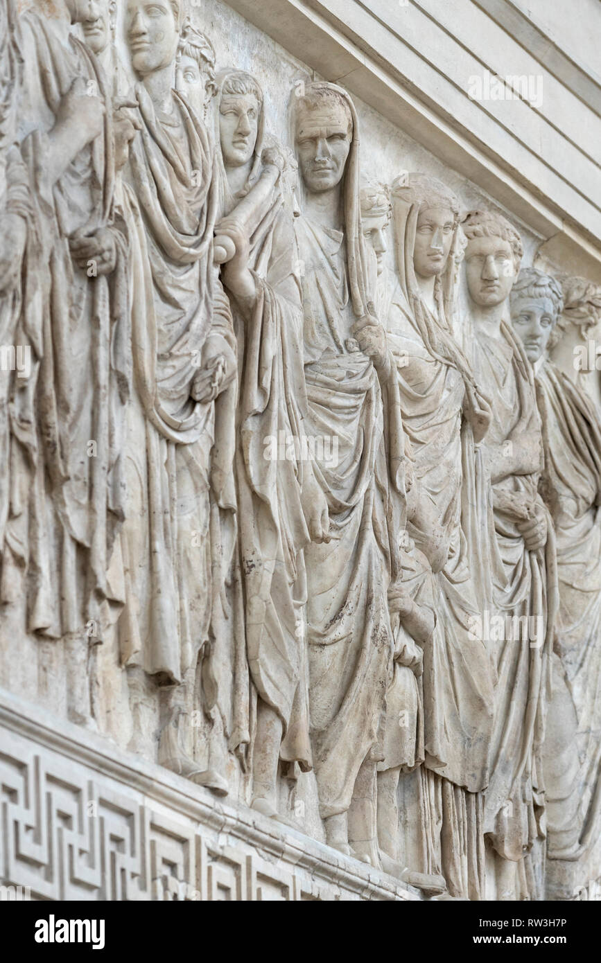 Rom. Italien. Die Ara Pacis Augustae, 13-9 v. Chr., Museum Ara Pacis. Abschnitt der Prozessionsweg Fries an der Südwand, Marcus Agrippa und der fam Stockfoto