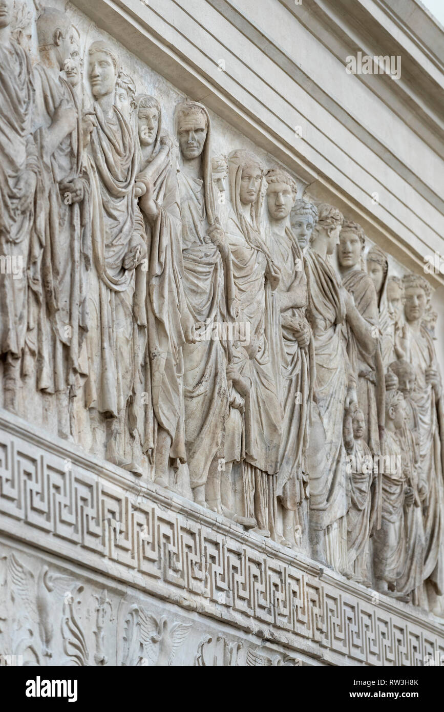 Rom. Italien. Die Ara Pacis Augustae, 13-9 v. Chr., Museum Ara Pacis. Abschnitt der Prozessionsweg Fries an der Südwand der Darstellung der FAMILIARES, Mitglieder von Stockfoto