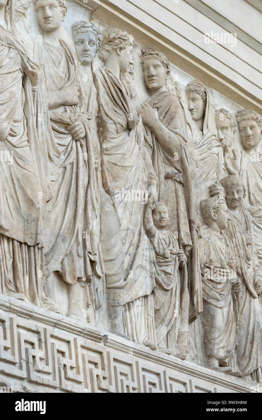 Rom. Italien. Die Ara Pacis Augustae, 13-9 v. Chr., Museum Ara Pacis. Abschnitt der Prozessionsweg Fries an der Südwand der Darstellung der FAMILIARES, Mitglieder von Stockfoto