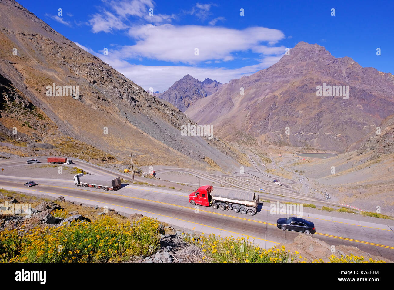 Lkw-Verkehr in den Haarnadelkurven bei Paso International Los Libertadores oder Cristo Redentor, Chile Stockfoto