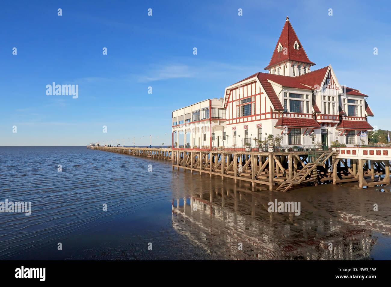 Haus und Pier dock der Club de Pescadores, Fisherman's Club, Rio de la Plata, Buenos Aires, Argentinien Stockfoto