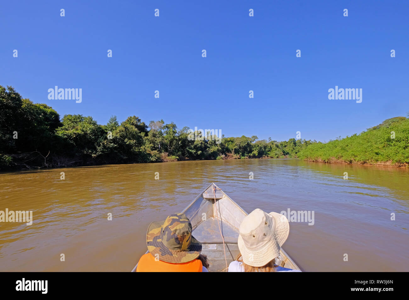 Boot mit zwei unkenntlich Touristen fahren auf der Aquidauana Fluss im brasilianischen Pantanal, Brasilien, Südamerika Stockfoto