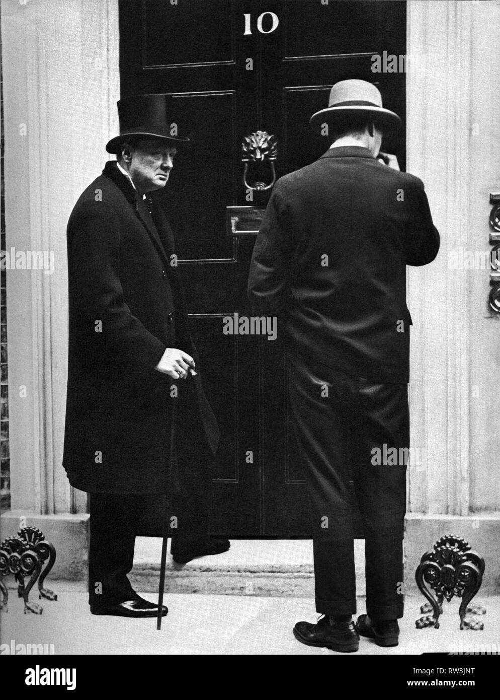Winston Churchill in der Downing Street zu Beginn des Generalstreiks. Mai 1926 Stockfoto