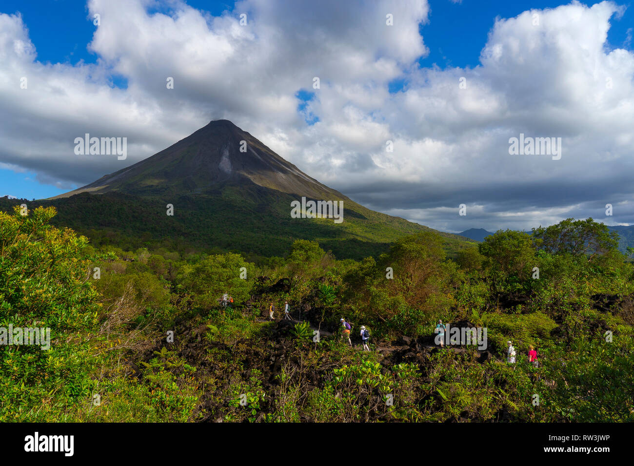 Touristen wandern in Arenal Volcano National Park, La Fortuna, Costa Rica, Mittelamerika Stockfoto