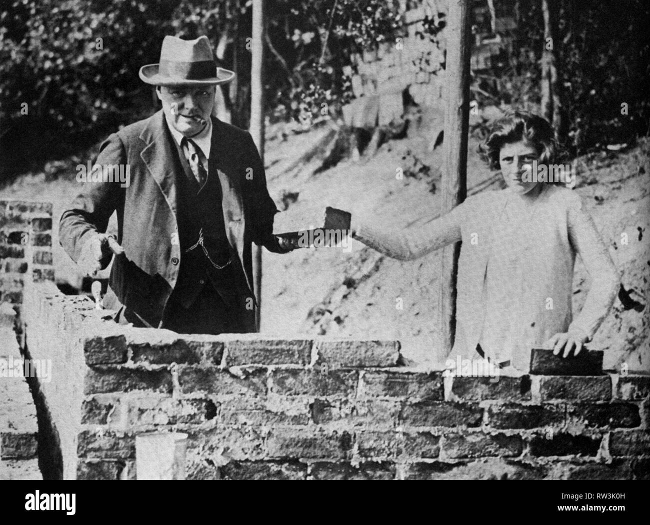 Winston Churchill und seine Tochter Sarah legen Ziegel in Chartwell. September 1928. Stockfoto