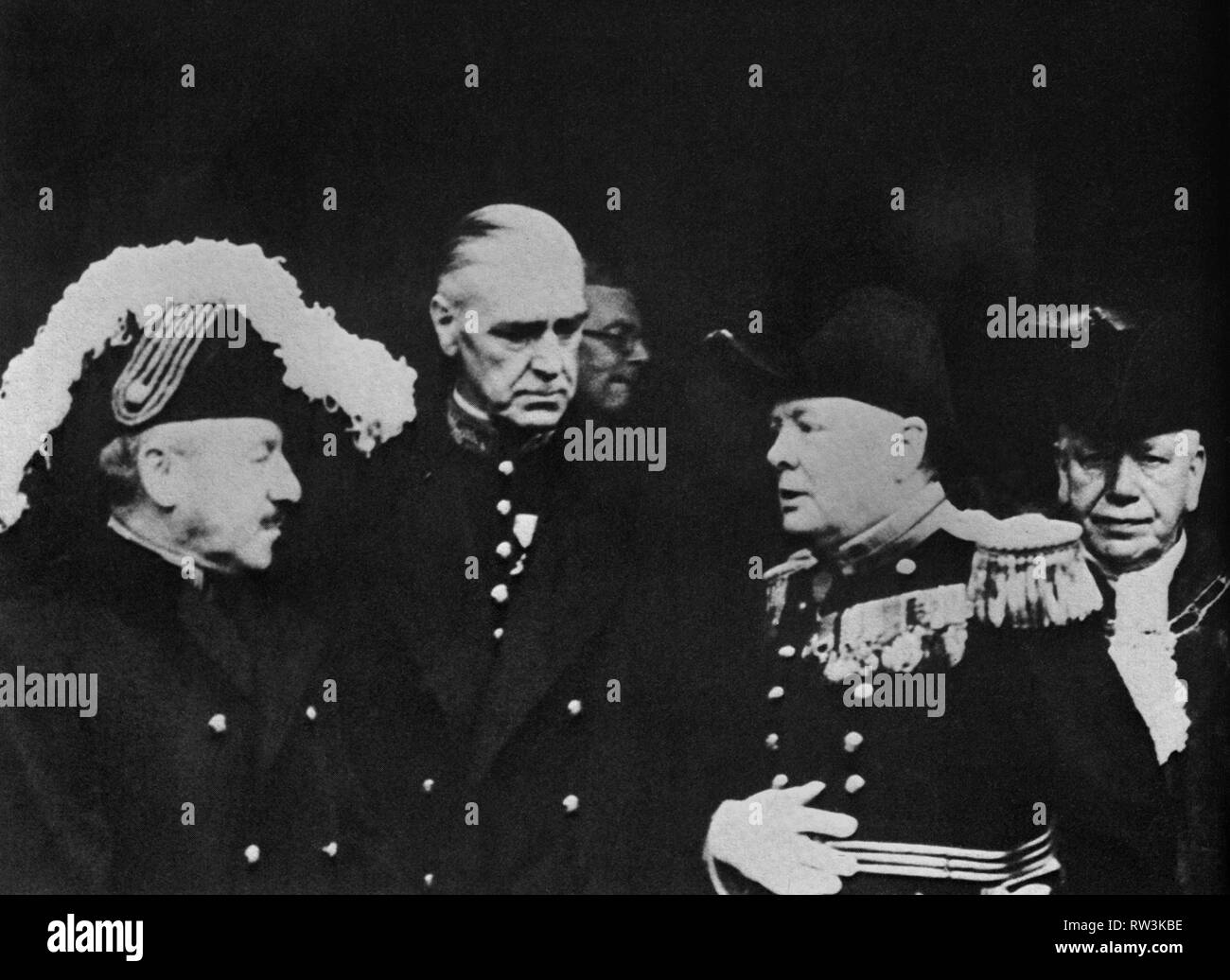 Winston Churchill mit einer Gruppe von Eingeweihten Ratsmitglieder in ein Foto aufgenommen am Tag des Beitritts von Edward VIII, 20. Januar 1936 Stockfoto