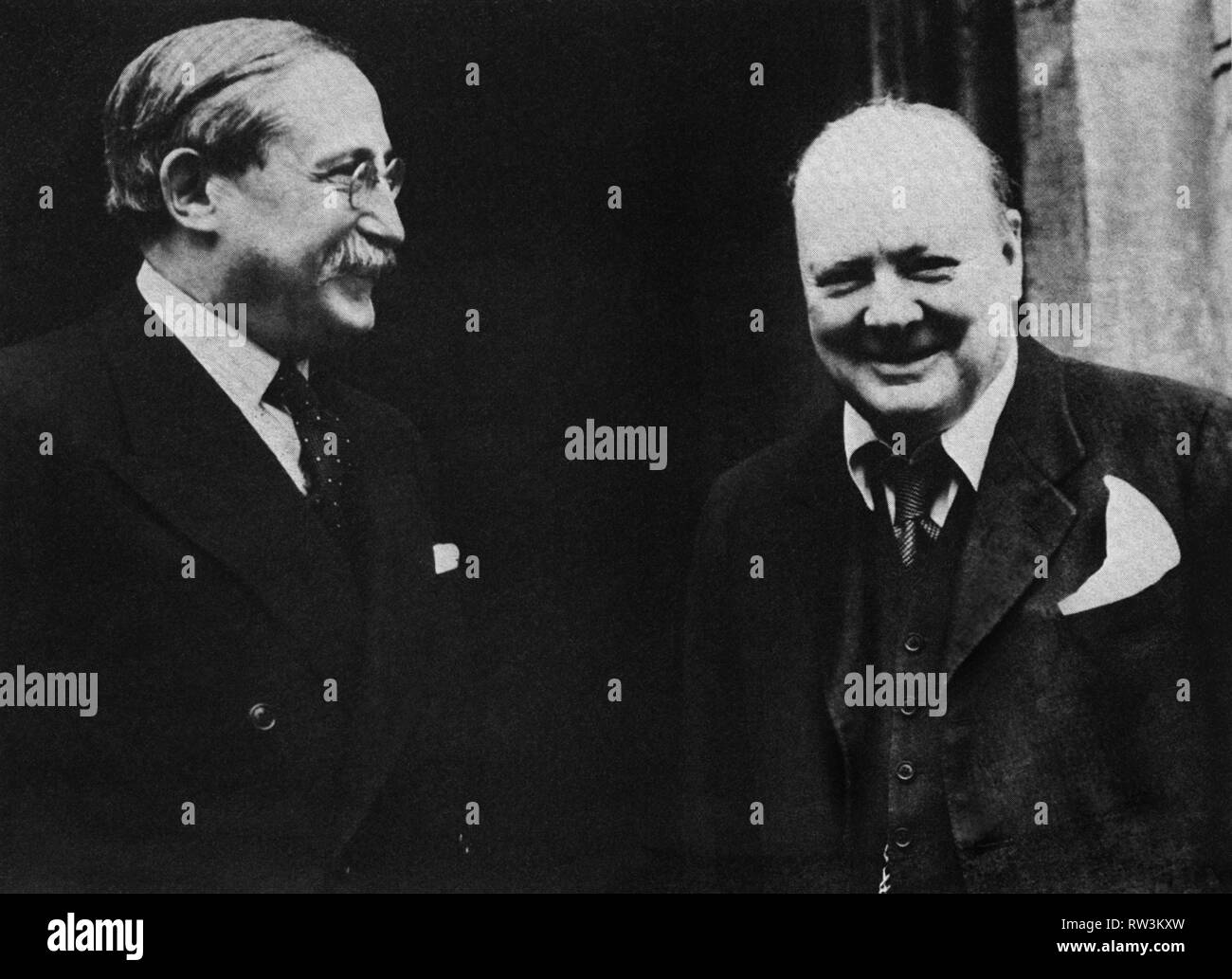 Winston Churchill Mit Leon Blum Die Franzosische Sozialistische Fuhrer Und Ehemaliger Premierminister Von Frankreich 10 Mai 1939 Stockfotografie Alamy