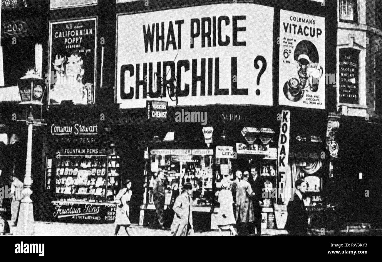 Ein großes Plakat, das in The Strand, London erschien und Churchill für eine Regierungsposition förderten. Juli 1939 Stockfoto