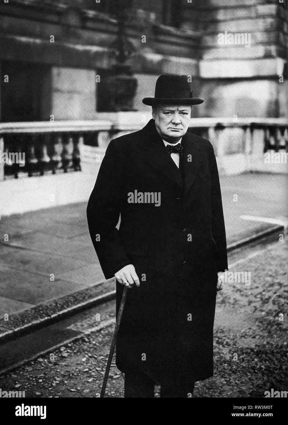 Winston Churchill verlässt die Admiralität zu einer Sitzung des Kriegsrates am 14. Oktober 1939 Stockfoto