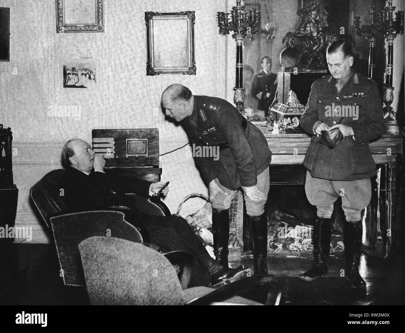Winston Churchill mit Lord Gort, 5. November 1939, bei einem Besuch des britischen Expeditionskorps in Frankreich. Rechts: lieut. Allgemeine Pownall. Stockfoto