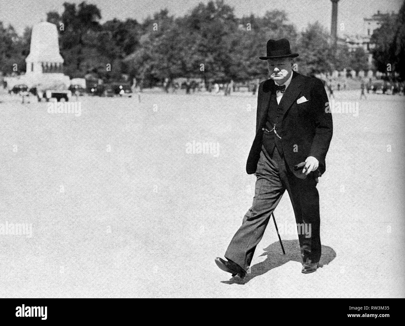 Winston Churchill läuft über die Horse Guards Parade, nachdem er gerade zum Premierminister ernannt wurde. Mai 1940 Stockfoto