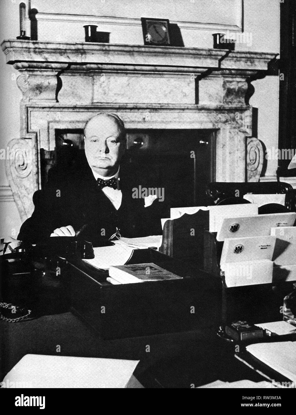 Winston Churchill als neuer Premierminister an seinem Schreibtisch in der  Downing Street 10. Mai 1940 Stockfotografie - Alamy