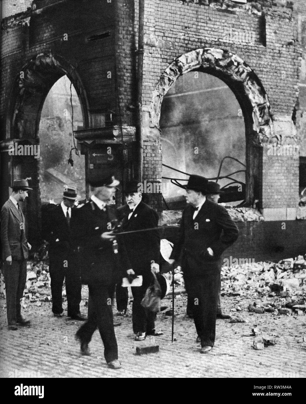 Winston Churchill prüft Bombenschäden in der Londoner City. 1940 Stockfoto