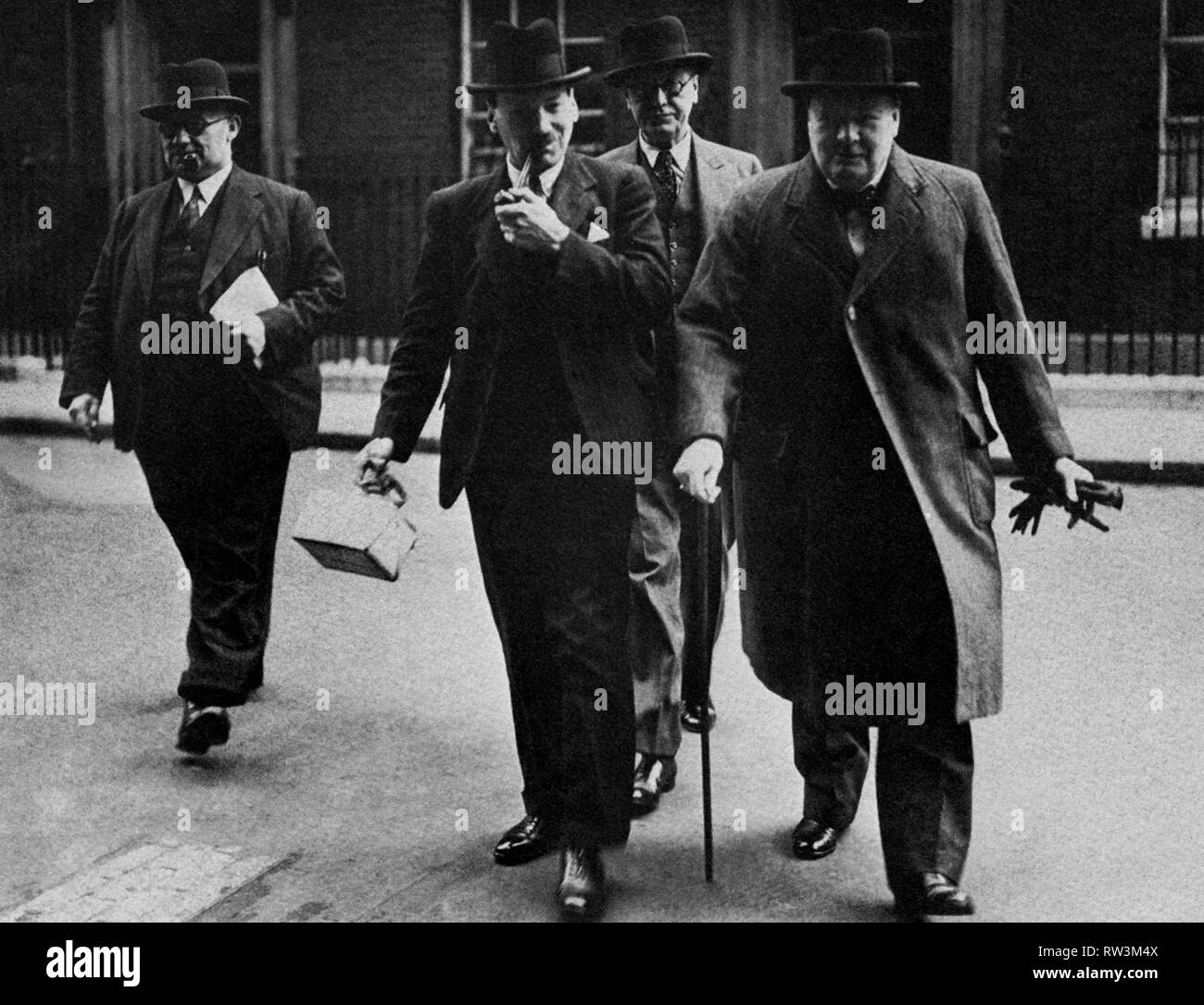 Winston Churchill mit Labour Party Mitgliedern seines Kriegskabinetts. Links-rechts, Ernest Beviin, Clement Atlee und Arthur Greenwood. Oktober 1940 Stockfoto