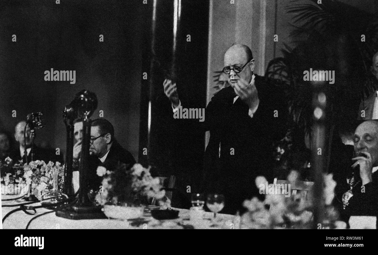 Winston Churchill In der County Hall, London, wo er eine Rede über die Fortschritte des Krieges zu Mittag. Stockfoto
