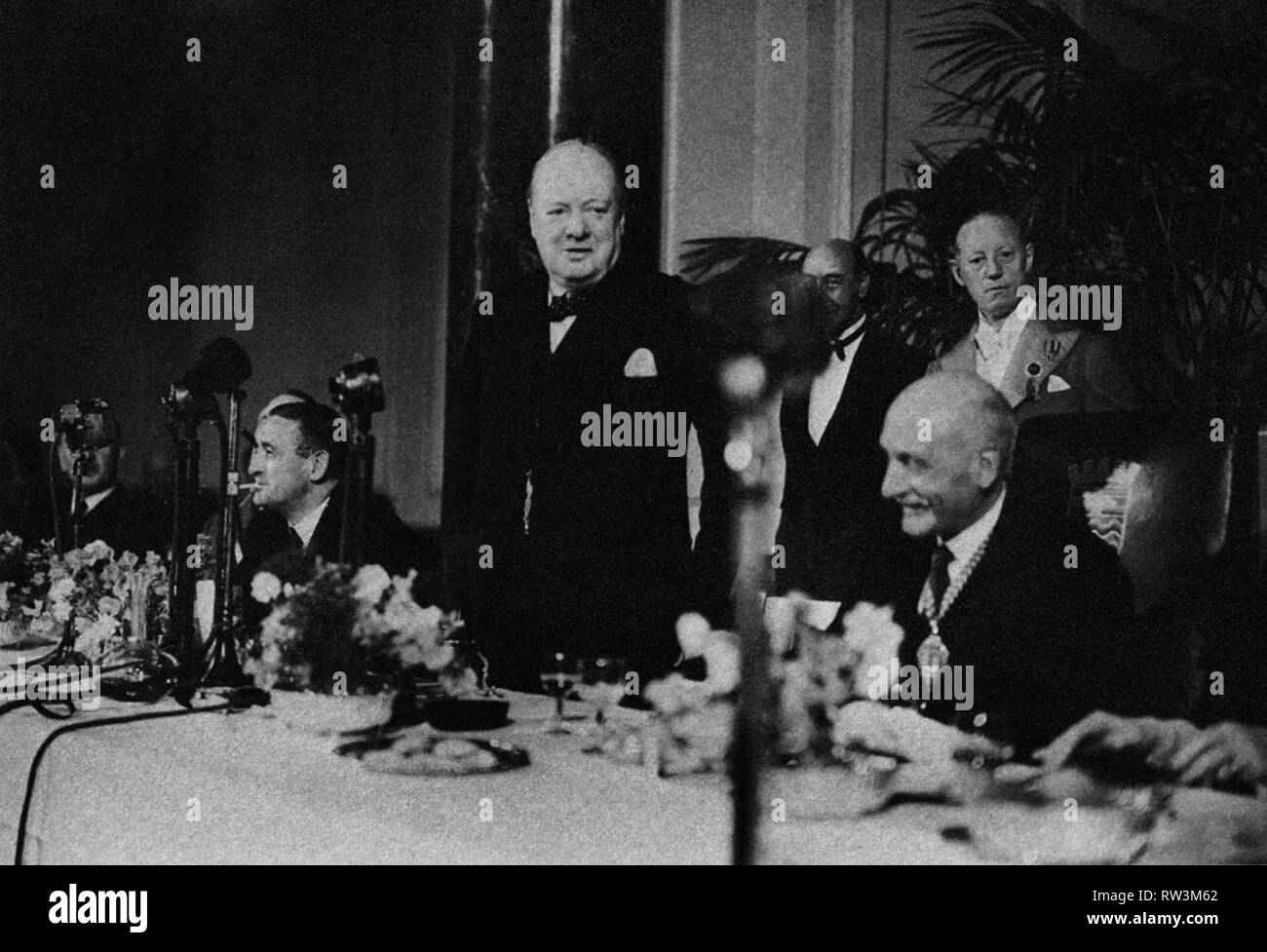 Winston Churchill In der County Hall, London, wo er eine Rede über die Fortschritte des Krieges zu Mittag. Stockfoto