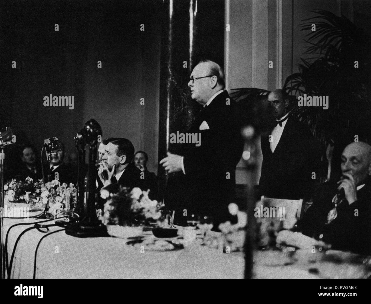Winston Churchill beim Mittagessen in der County Hall, London, wo er eine Rede hielt, die den Fortschritt des Krieges umreißt. Juli 1941 Stockfoto