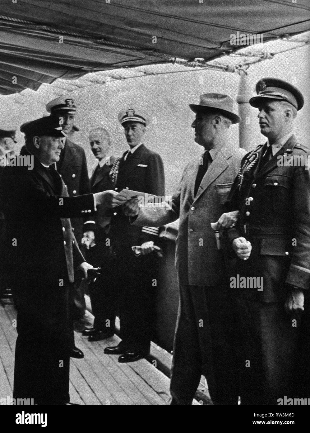 Winston Churchill, an Bord der USS 'Augusta', überreicht Präsident Roosevelt einen Brief von König George V. Neufundland, 9. August 1941. Stockfoto