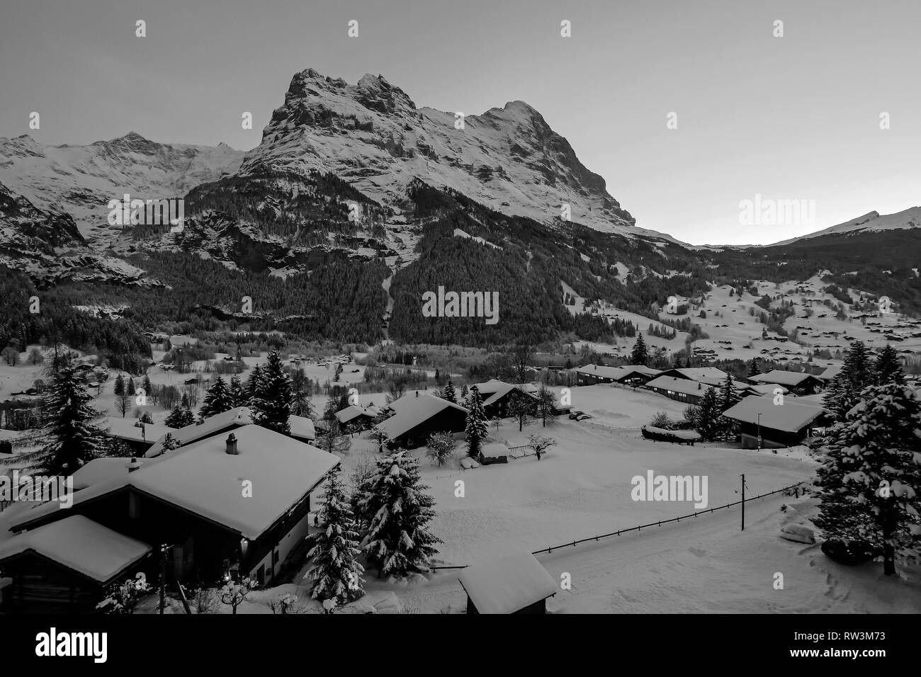 Grindelwald Dorf in der Dämmerung mit Mt. Eigergipfel, Schnee, Landschaft  im Winter, schwarz weiss Fotografie, Schweiz Stockfotografie - Alamy
