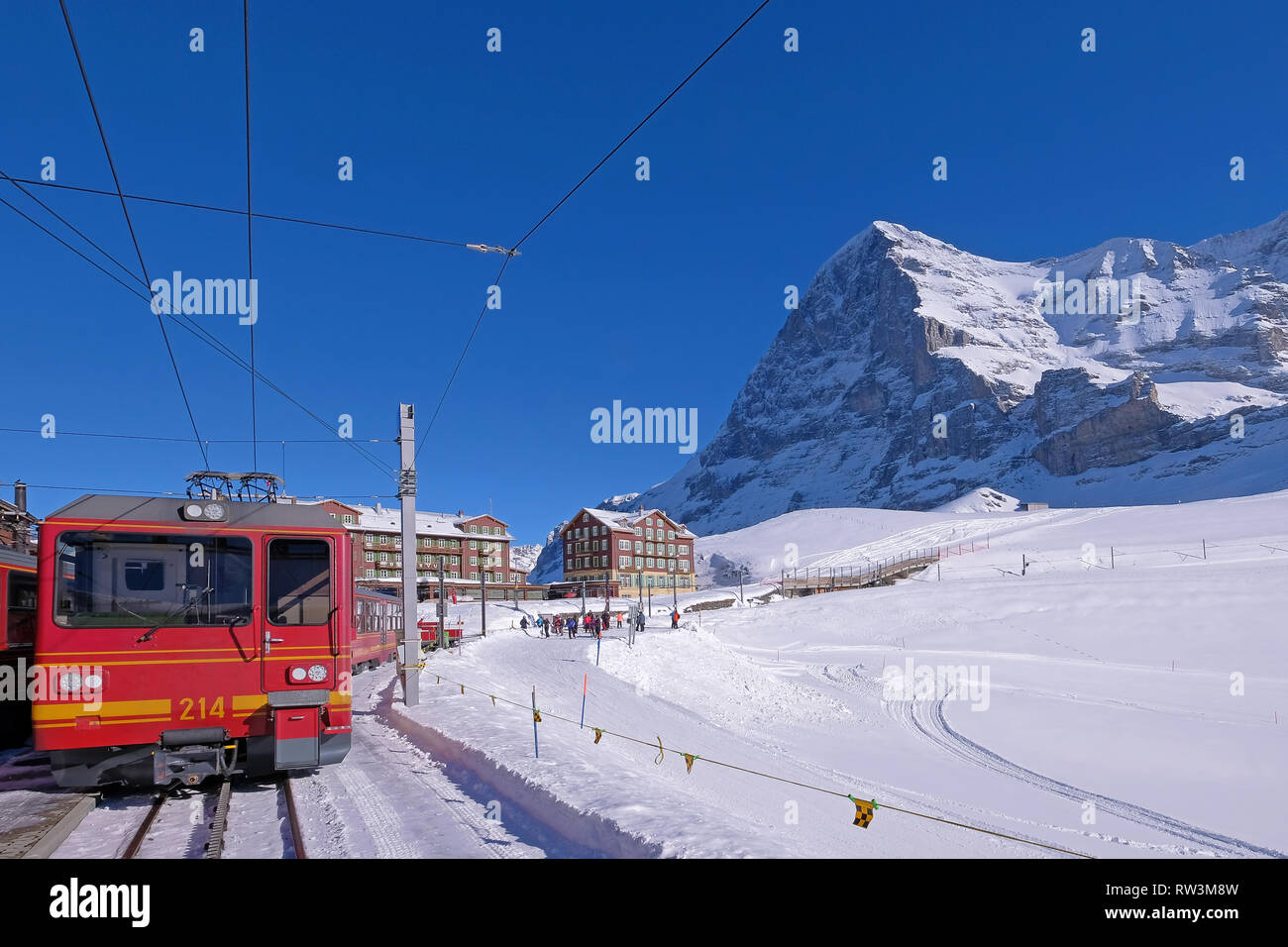 Jungfraubahn Bahnhof auf der Kleinen Scheidegg zum Jungfraujoch, die Nordwand des Eiger im Hintergrund Mount, Schweiz Stockfoto