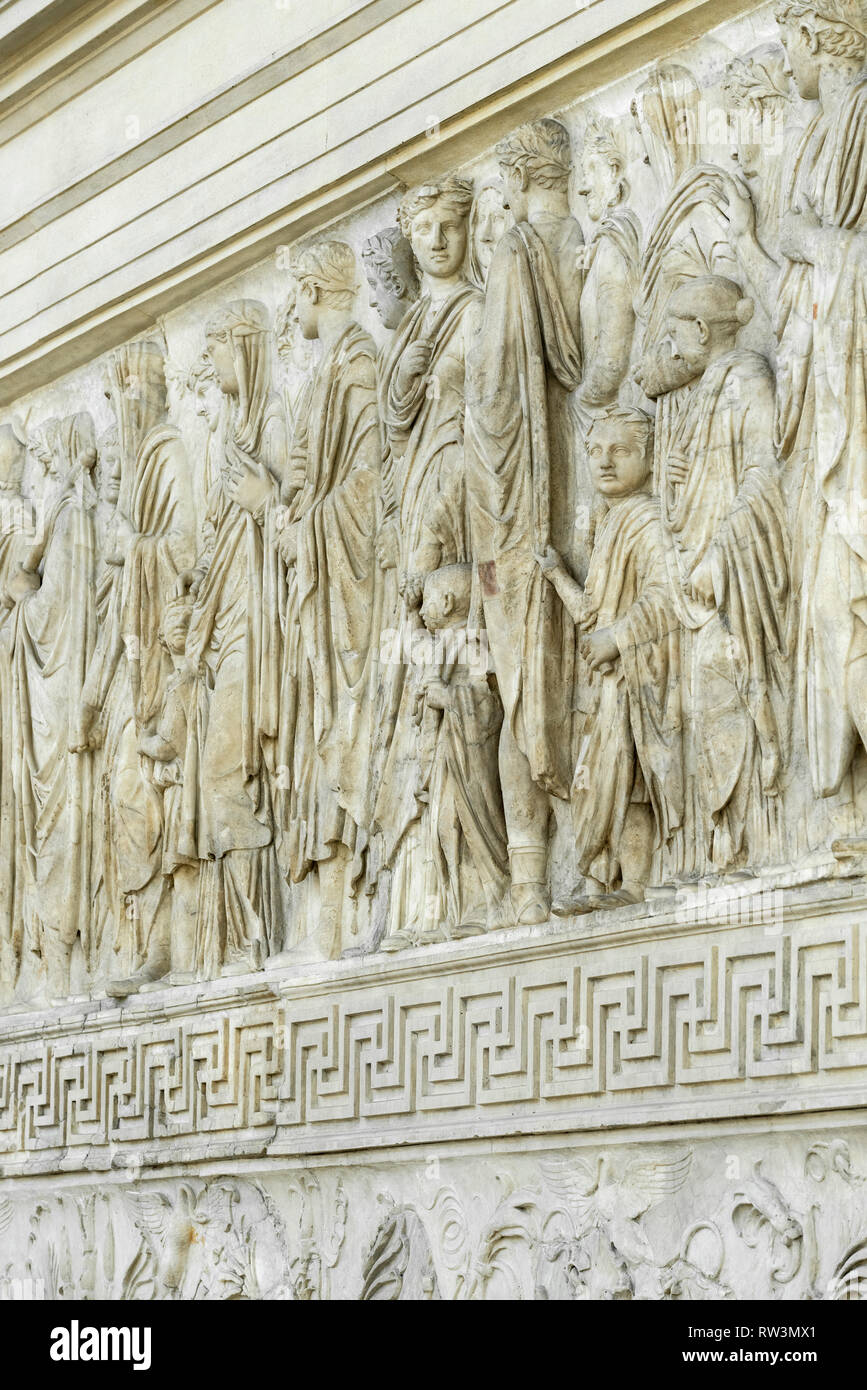 Rom. Italien. Die Ara Pacis Augustae, 13-9 v. Chr., Museum Ara Pacis. Abschnitt der Prozessionsweg Fries an der Südwand der Darstellung der FAMILIARES, Mitglieder von Stockfoto