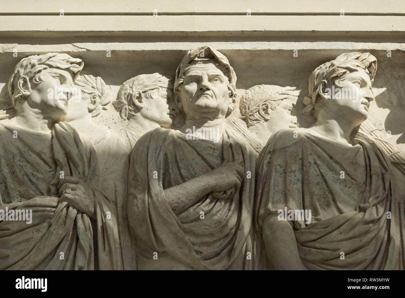 Rom. Italien. Ara Pacis Augustae, 13-9 v. Chr., Museum Ara Pacis. Abschnitt der Prozessionsweg Fries auf der Nordwand mit der Darstellung der septemviri und weißmetall Auto Stockfoto