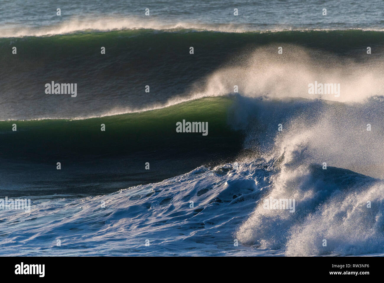 Große Wellen an einem windigen Tag vor der Küste von Newquay Cornwall. Stockfoto