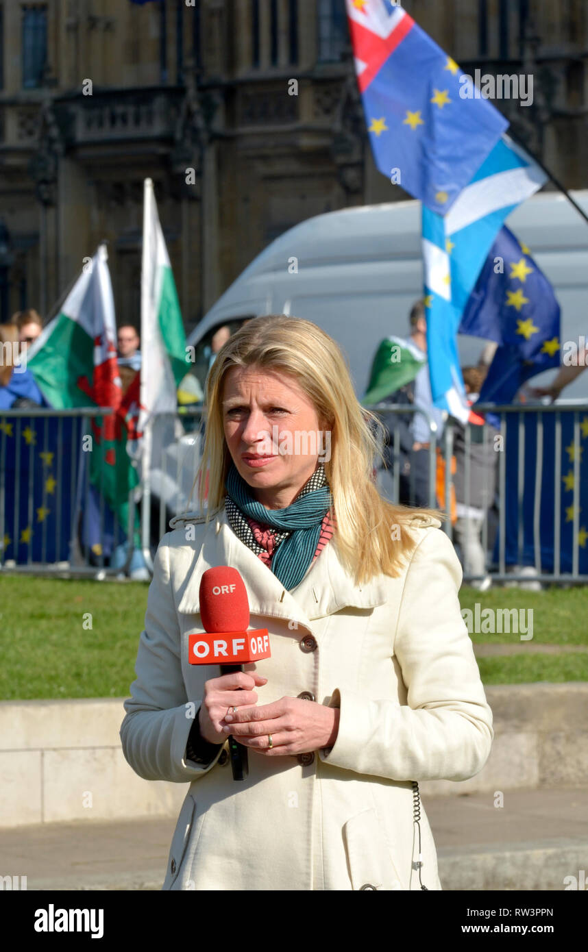 Eva Pöcksteiner - Reporter für ORF (Österreichischer), Fernseher, Berichterstattung über Brexit von College Green, Westminster, 27. Februar 2019 Stockfoto