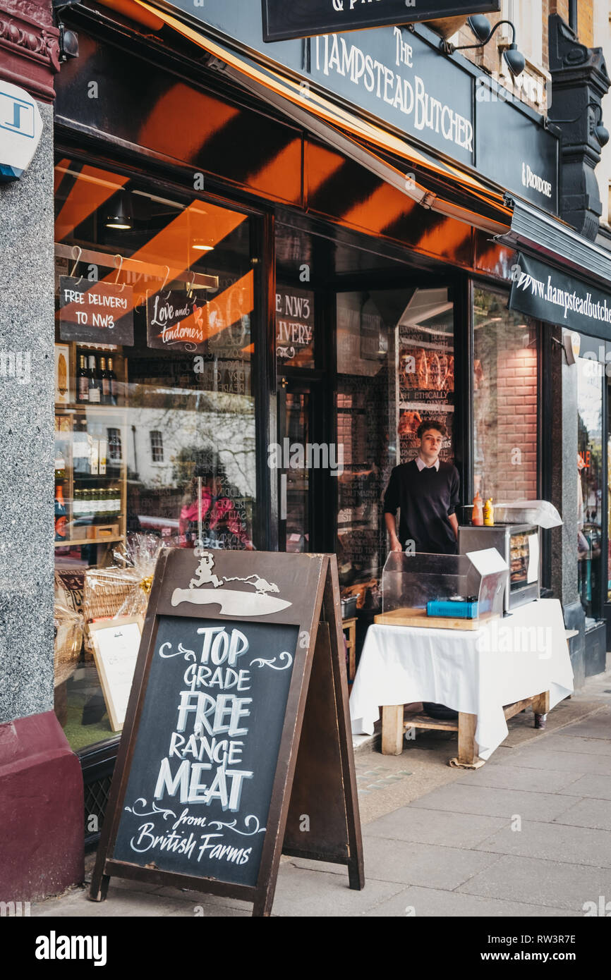 London, Großbritannien - 2. März, 2019: Zeichen und Mitarbeiter zu einem Stall außerhalb Hampstead Metzger in Hampstead, einem wohlhabenden Gegend von London von Wissenschaftlern begünstigt, ar Stockfoto