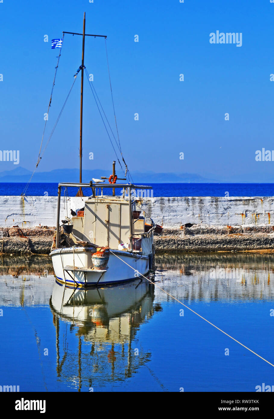 Alte traditionelle Boot auf einem kleinen Teich bei Palaio Faliro ATTIKA Griechenland wider Stockfoto