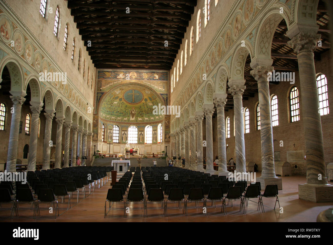 Italien. Ravenna. Basilika von Sant'Apollinare in Classe. Im byzantinischen Stil. 6 CE. Kirchenschiff. Stockfoto